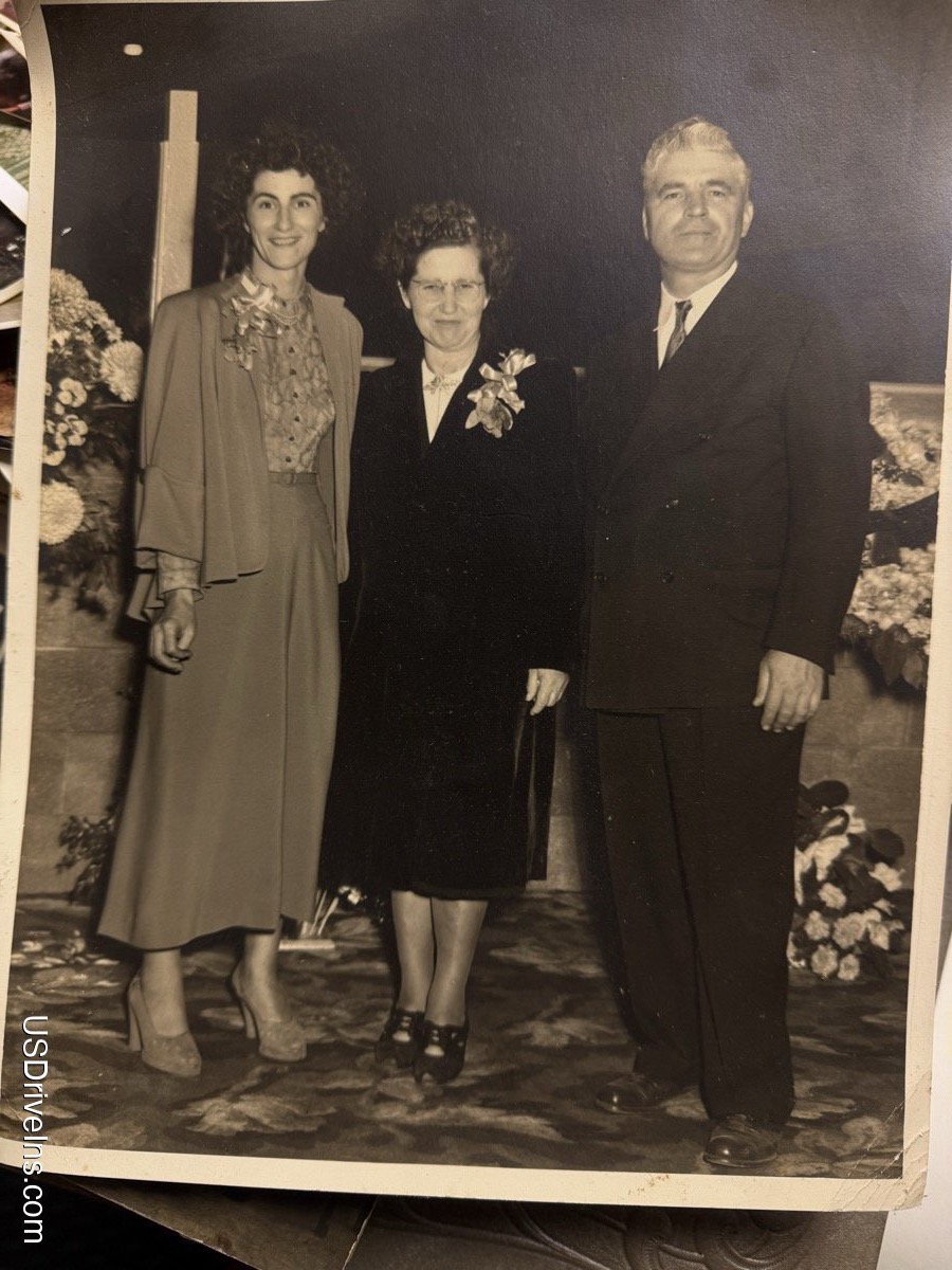 Anna Bzovi with her parents Thomas and Anna Pascu
